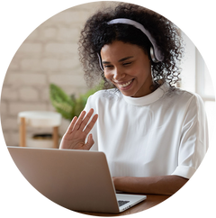 mulher no computador portátil a acenar