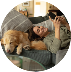 Mulher no sofá com cão